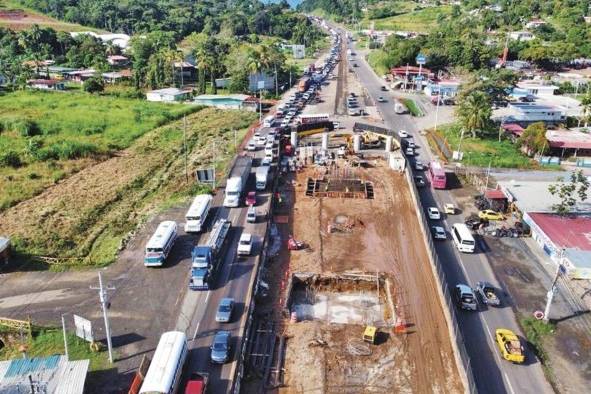 El caos que actualmente hay en ese nudo gordiano que se ha formado es ¡a otro nivel!, en estos días se forman hasta cinco “carriles” que quedan en uno de salida hacia el interior.