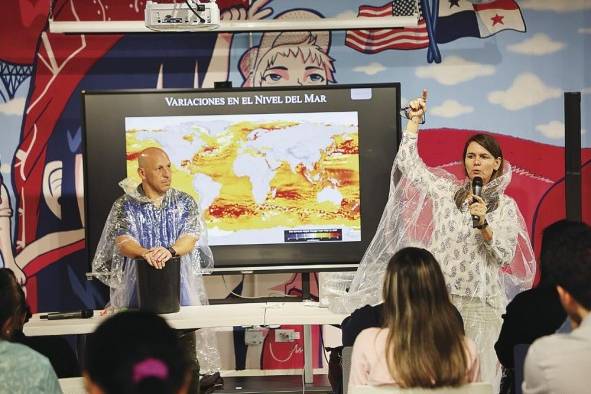 A lo largo de su recorrido en Panamá junto a Peter Falcon (i.), Erika Podest enseñó a niños sobre ciencia a través de actividades interactivas y experimentos.