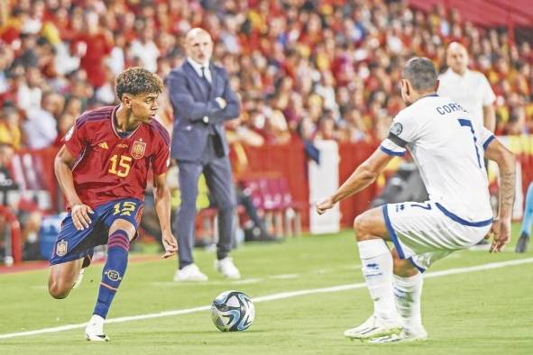 Lamine Yamal (i.) durante el partido con la selección de España frente a Chipre.