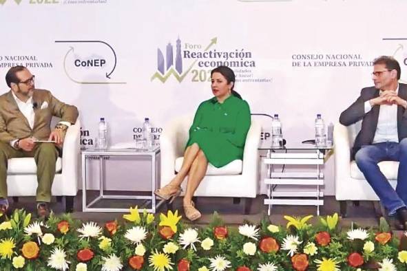 Temístocles Rosas, moderador; Dayra Carrizo, superintendente de Sujetos No Financieros;José Abbo, consultor de riesgos financieros