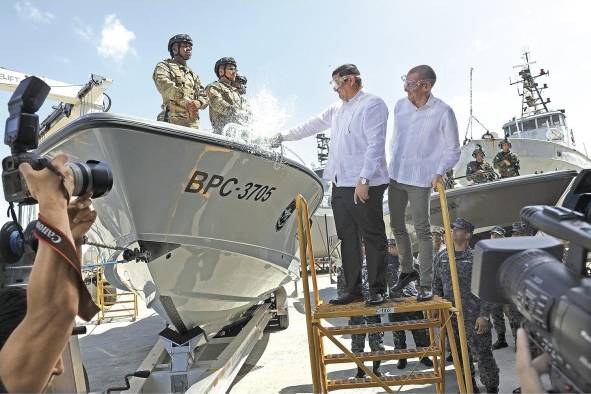 El ministro de Seguridad, Juan Pino, junto al jefe de misión de Estados Unidos en Panamá, Phillip Laidlaw.