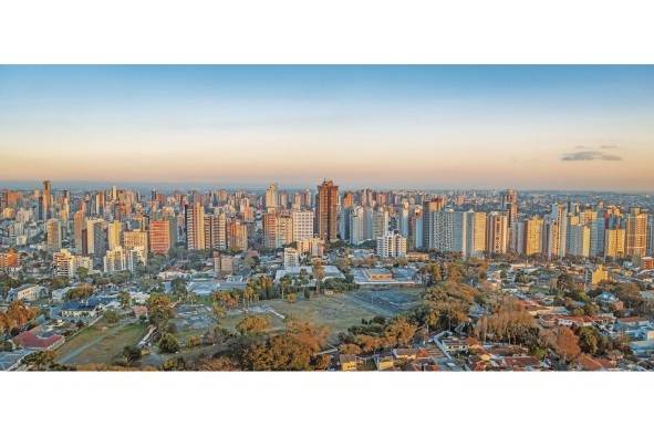 Curitiba hoy tiene 2 millones de habitantes y se ha reconocido como una de las primeras ciudades inteligentes, ganando también reconocimiento por sus innovaciones en sostenibilidad.