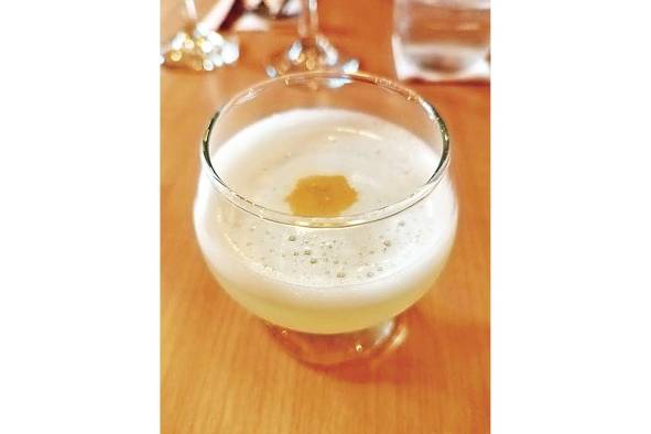 Como coctel aperitivo, el infaltable pisco sour.