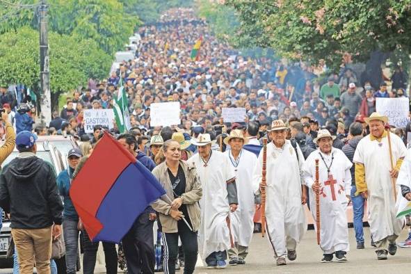 Caciques de pueblos indígenas del oriente de Bolivia se manifiestan en contra de la Gestora Pública y lo que consideran el “paquetazo de leyes”, en Santa Cruz, en una fotografía de archivo.