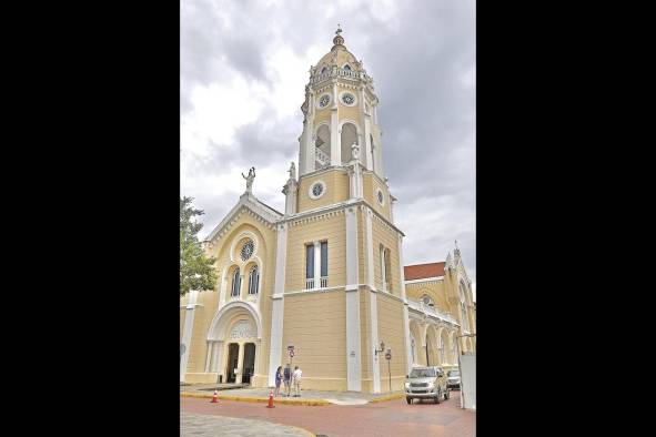 La propuesta artística de Ureña está instalada en la pared derecha de la iglesia San Francisco de Asís.