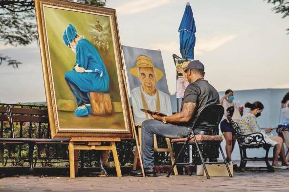 Bruce visita los domingos la Plaza de Francia, donde exhibe sus obras e interactúa con los visitantes.