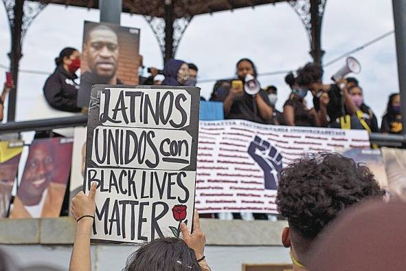 Manifestantes latinos se presentaron a las protestas en contra de los abusos policiales hacia los afroamericanos, apoyando al movimiento Black Lives Matter.