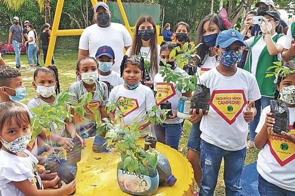 Actividades como la reforestación se practican dentro del parque.