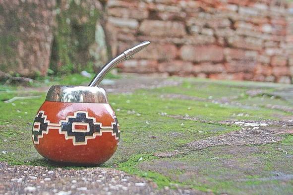 Fotografía cedida por la Asociación Ruta de la Yerba Mate que muestra una de las tradicionales bebidas en Argentina.