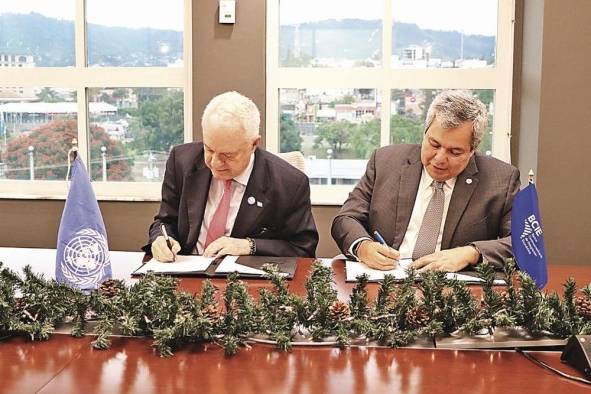 Mario Lubetkin, representante regional de la FAO y Dante Mossi, presidente del BCIE, durante la firma del acuerdo.