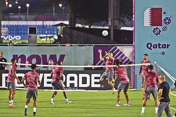 La selección de Catar en una sesión de entrenamiento para su primer partido.