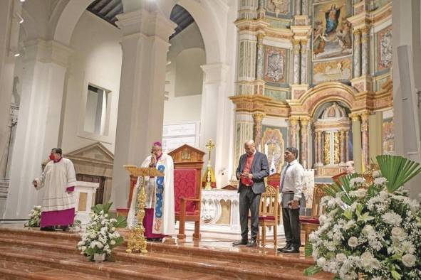 El arzobispo José Domingo Ulloa presidió la homilía de Te Deum de Fiestas Patrias.