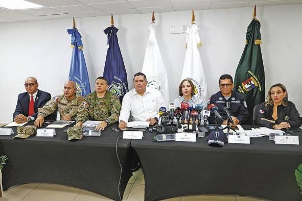 Las autoridades de seguridad y migración en conferencia de prensa sobre la crisis migratoria.