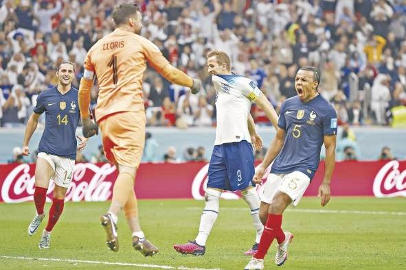 Harry Kane (c) de Inglaterra se lamenta después de fallar un penalti.