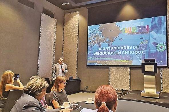 El presidente de Camchi, Jorge Tovar (izq.), durante su reunión con agremiados en la ciudad capital.