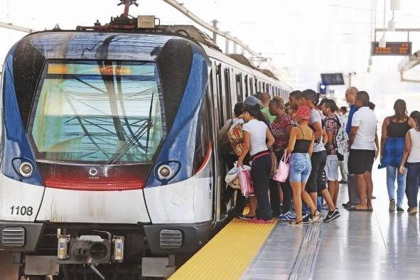 Los trabajadores utilizan el Metro como medida externa para llegar a sus trabajos, en medio de las protestas.