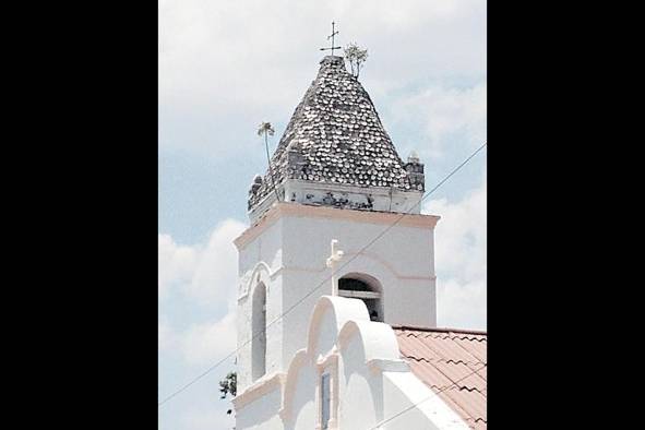 Campanario decorado con conchas de nácar