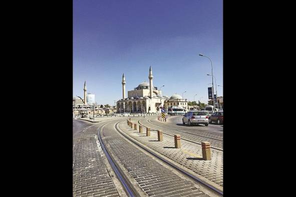 Una mezquita en la moderna Konya. Frente a ella, los rieles del tranvía.