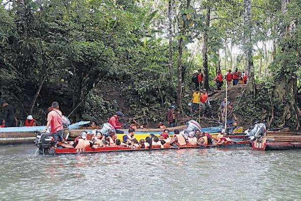 Lanchas con migrantes en Darién.