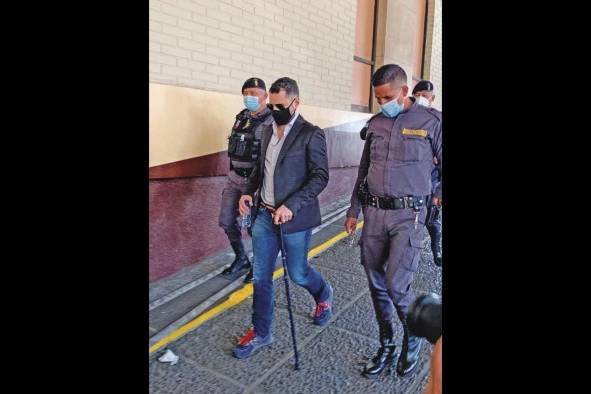 Ricardo Alberto Martinelli Linares llegó apoyado en un bastón.