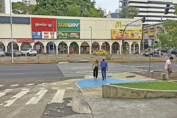 La vía España ha pasado de ser el eje comercial del área bancaria de la ciudad de Panamá a encontrarse en un proceso de 'decadencia urbana'. A pesar del atractivo que aún presentan sectores cercanos como El Cangrejo u Obarrio, la zona ha perdido vitalidad frente a los centros comerciales y otros sectores de oficina como Costa del Este. Los instrumentos de planificación urbana deberían ayudar a revertir esta situación.