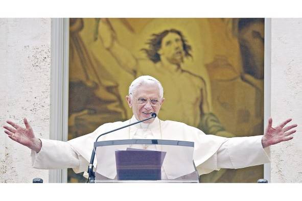 El papa Benedicto XVI en un tradicional rezo del Angelus desde el balcón de su residencia de verano en Castelgandolfo (Italia).