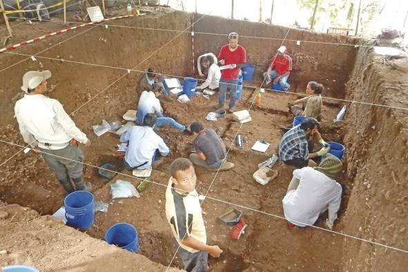 Trabajo de campo del proyecto en el Archipiélago de las Perlas, asociado con las actividades de campo en la Playa Don Bernardo, donde se localizó el sitio más antiguo de las islas de plataforma del Pacífico (6200 años).