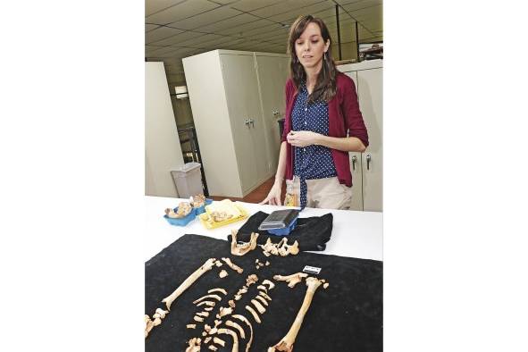 La Dra. Nicole Smith-Guzmán es curadora del Laboratorio de Arqueología del STRI y miembro del SNI. Muestra los restos de un individuo hallado en un entierro en cerro Juan Díaz.