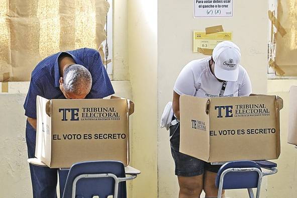 Dos miembros del PRD ejercían su derecho al sufragio el domingo 11 de junio.