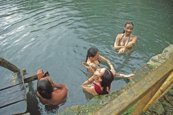 A laguna de agua sulfurosa se le atribuyen varias propiedades curativas.