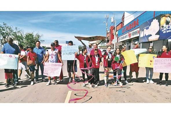 Un grupo de deportistas coclesanos cerraron calles la pasada semana en protesta por la falta de coliseos.