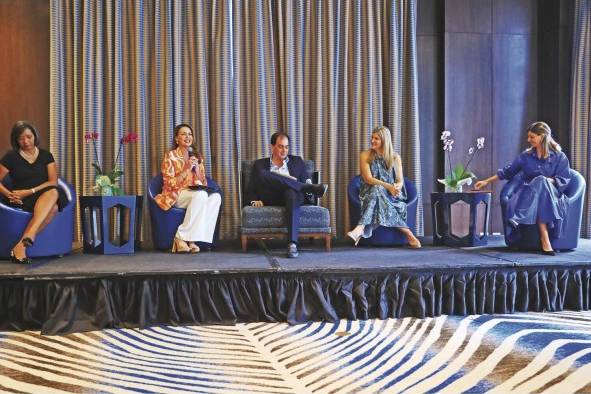 Panel formado por Liriola Leauteau, Bárbara Palacios, Eddy Silvera, Monique de Saint Malo Eleta y Marina Pérez