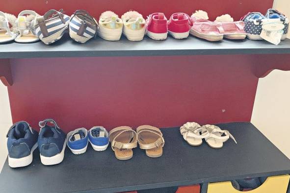 El armario del Hogar Divino Niño guarda zapatos de niños de cero a cinco años; muy pocos logran salir del albergue con el mismo calzado