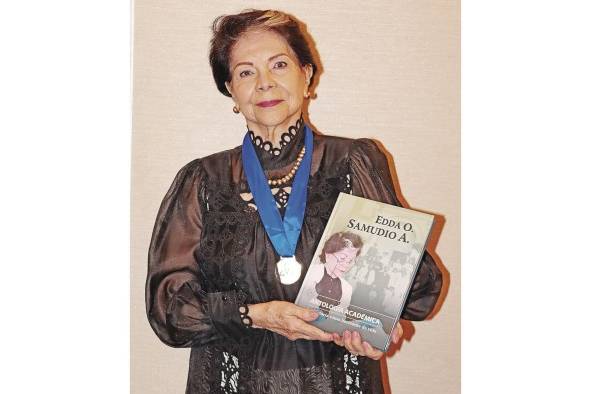 La Dra. Samudio y el libro que reúne su recorrido profesional