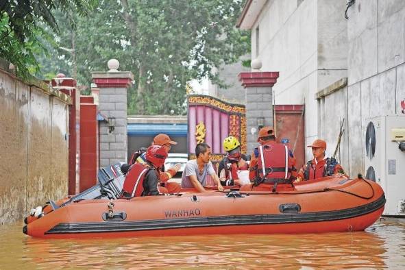 Rescate en una vivienda inundada en Shawo Village, en Zhuozhou, China.