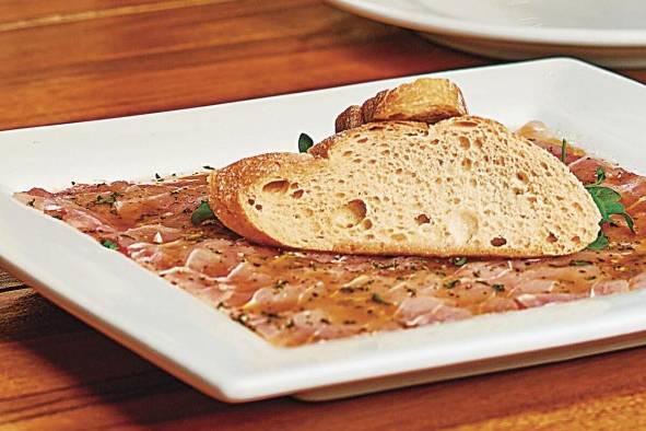 Carpaccio de corvina con tomate fresco