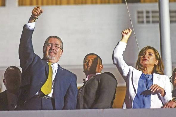 El presidente electo de Guatemala, Bernardo Arévalo (i), junto a la vicepresidenta Karin Herrera en ciudad de Guatemala (Guatemala).