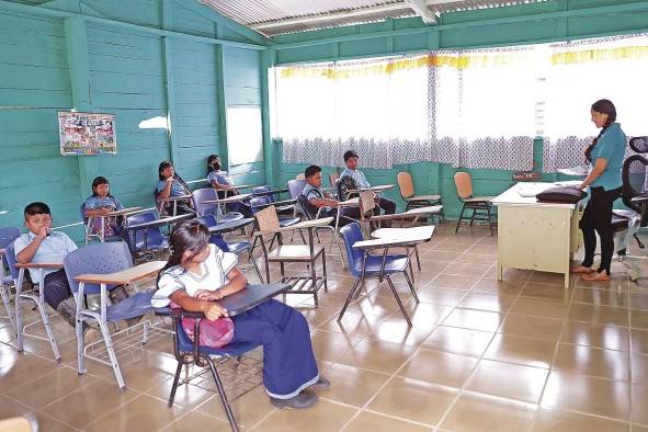 Para algunos estudiantes, su calendario escolar es irregular, ya que entre noviembre y marzo acompañan a sus padres a las cosechas de café en Costa Rica.