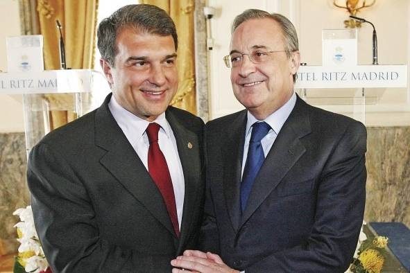 Los presidentes del F.C. Barcelona, Joan Laporta, y del Real Madrid, Florentino Pérez (i-d).