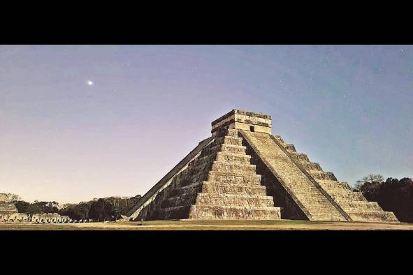 Vista general de la pirámide de Kukulkán en la zona arqueológica de Chichen Itzá, el 27 de julio de 2022 en Mérida estado de Yucatán (México). La magia nocturnal de las zonas arqueológicas, parques, selvas y playas ubicadas en los países que conforman el Mundo Maya cada vez estará más cerca de los visitantes, donde se promueve el astroturismo, mejor conocido como Stargazing o Dark Sky Tourism.