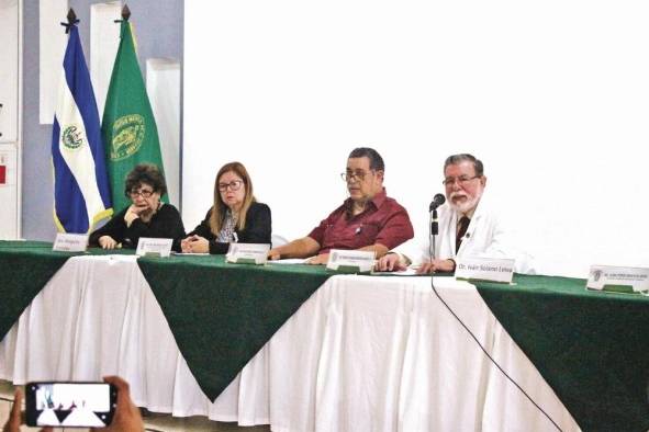 Representantes del Colegio Médico de El Salvador.