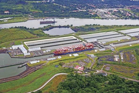 El canal de Panamá, la única vía acuática internacional que se nutre del agua de lluvia y de los ríos para el paso de barcos entre el Atlántico y el Pacífico.