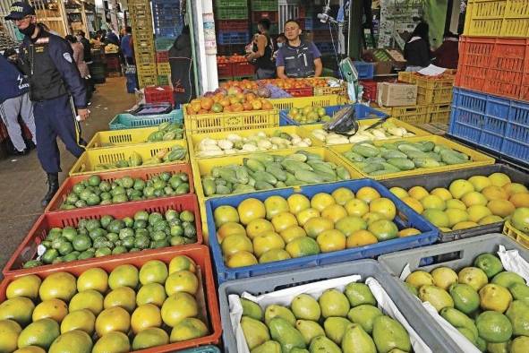 Comerciantes trabajan en la venta y distribución de alimentos en la plaza de mercado Corabastos, en una fotografía de archivo.