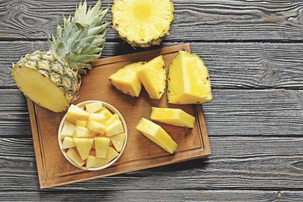 Frutas como la piña y la papaya son bien importantes porque contienen enzimas como la bromelaína y la papaína, que ayudan a reducir la inflamación. Y alimentos depurativos del hígado como alcachofas, rábanos, cebolla, son alimentos importantes para la prevención no solo de miomas sino de otras enfermedades