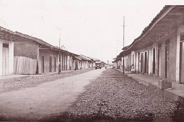 Vista de una avenida en Chitré, 1936. Nótese el ensanche de la calle para adecuación de la introducción del automóvil. Esto costó la remoción de los pórticos que precedían el cuerpo principal de las edificaciones, por lo que lucen desproporcionadas.