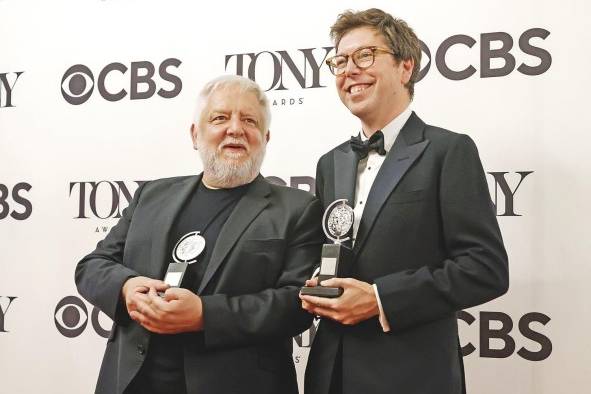 Simon Russell Beale (izq.) y Ben Power (der.) ganan el premio a Mejor Actuación de Actor Protagónico en una Obra y Mejor Obra, respectivamente para 'The Lehman Trilogy'