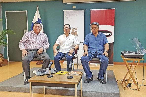 Víctor Vergara, coleccionista de discos; Jorge Luis Escobar, director ejecutivo de la disquera yMario García Hudson, coordinador del Centro Audiovisual de la biblioteca.