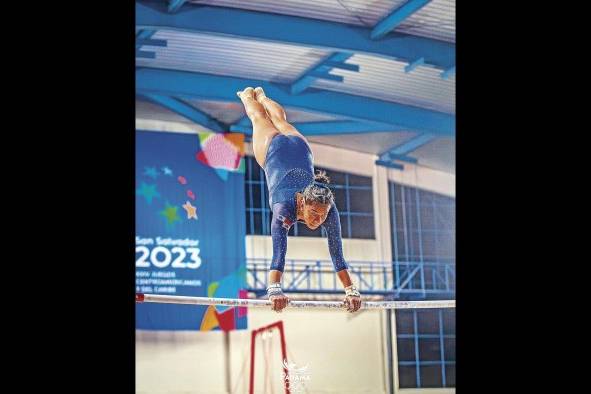 Karla Navas se llevó una presea de oro y dos de plata en forma individual, una de ellas en las barras asimétricas.