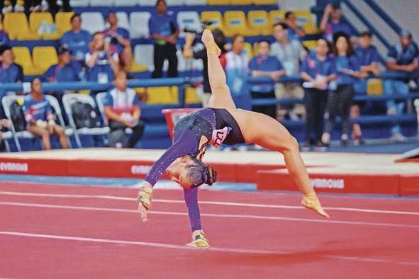 Lana Herrera, una de las clasificadas para los Panamericanos, hace trabajo de piso en los juegos de San Salvador.