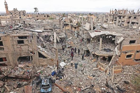 Los palestinos inspeccionan la destrucción causada por los ataques israelíes.